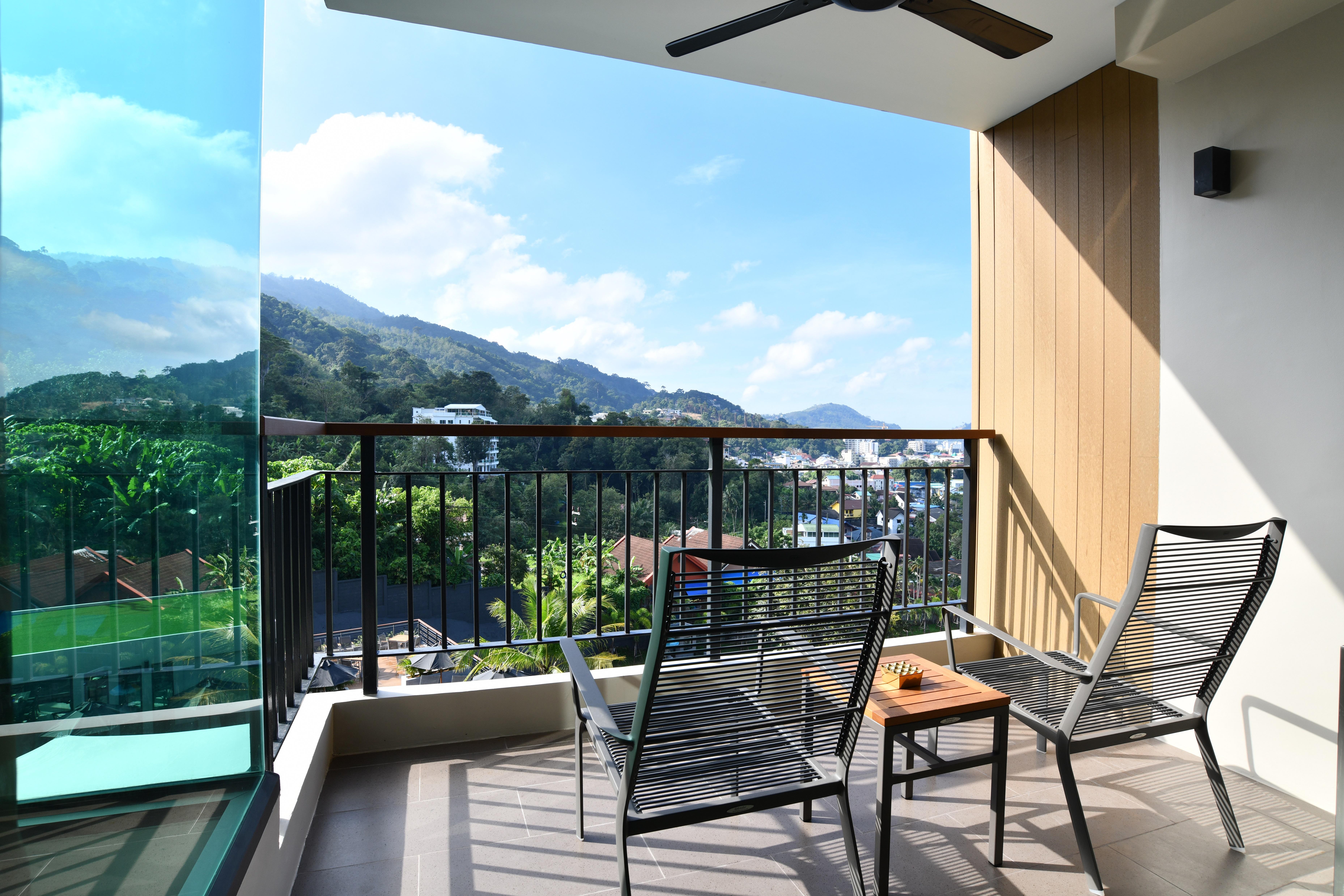 Skyview Resort Phuket Patong Beach Zewnętrze zdjęcie A balcony