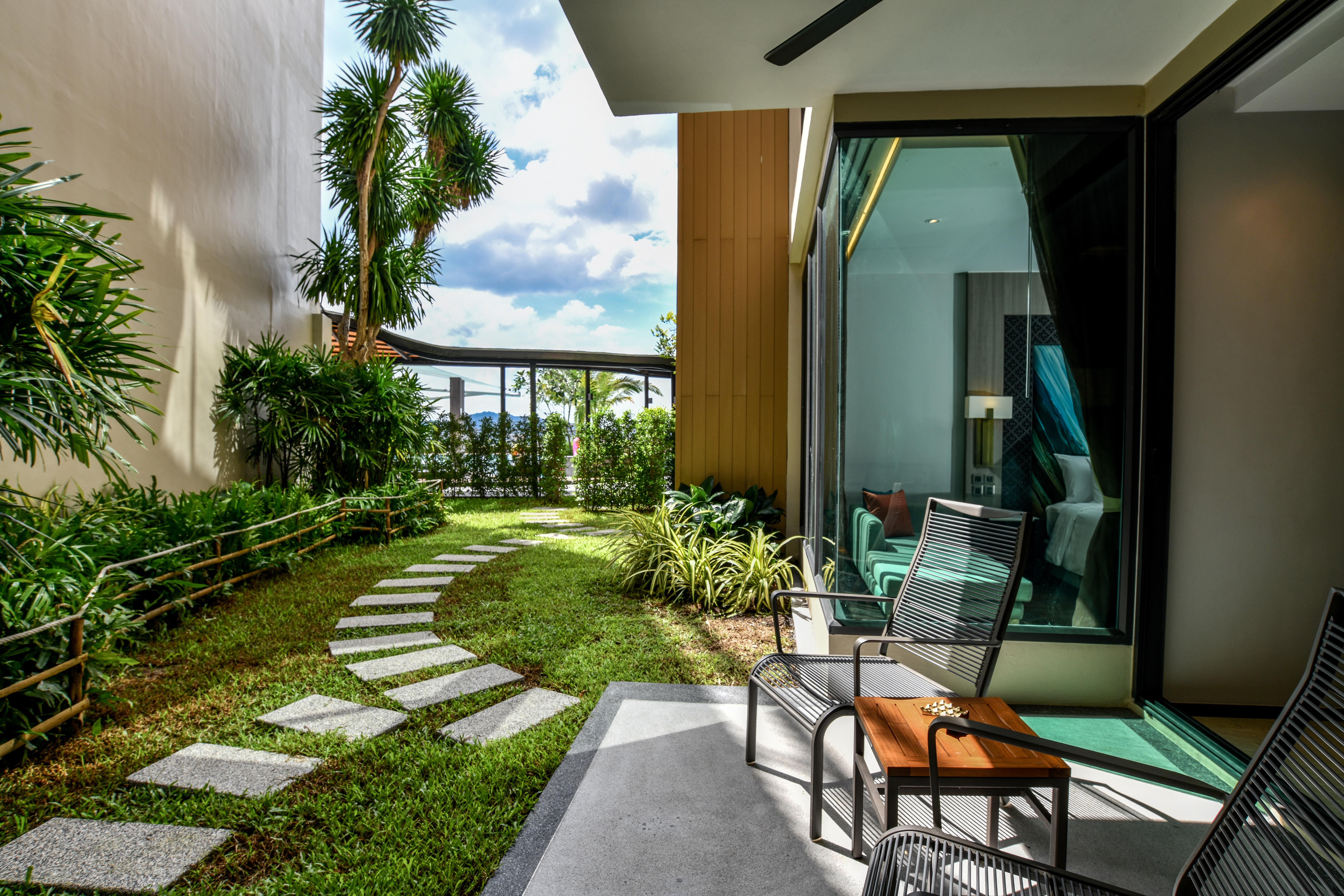 Skyview Resort Phuket Patong Beach Zewnętrze zdjęcie The private garden of a suite at the hotel