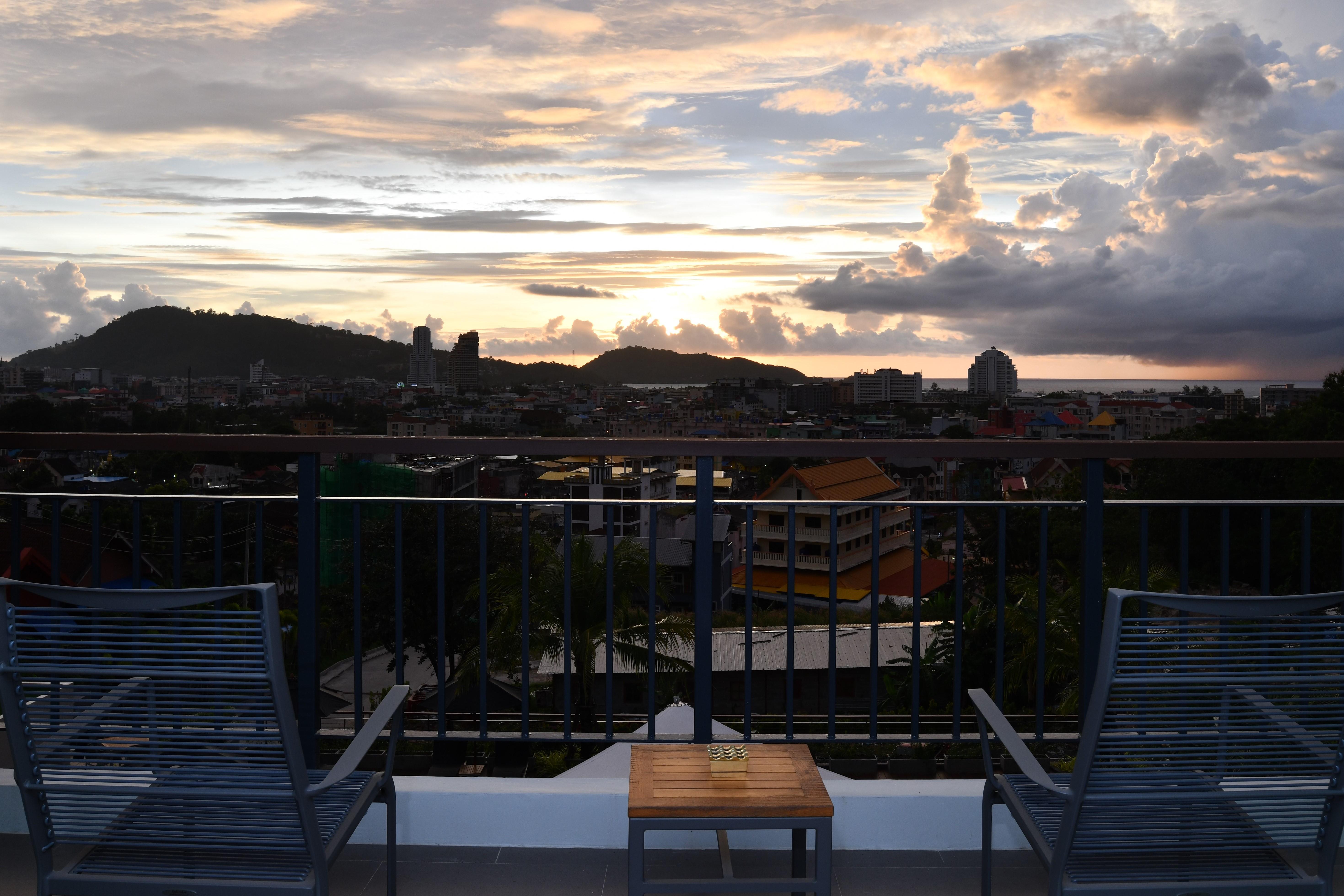 Skyview Resort Phuket Patong Beach Zewnętrze zdjęcie Sunset at the University of the West Indies Cave Hill Campus
