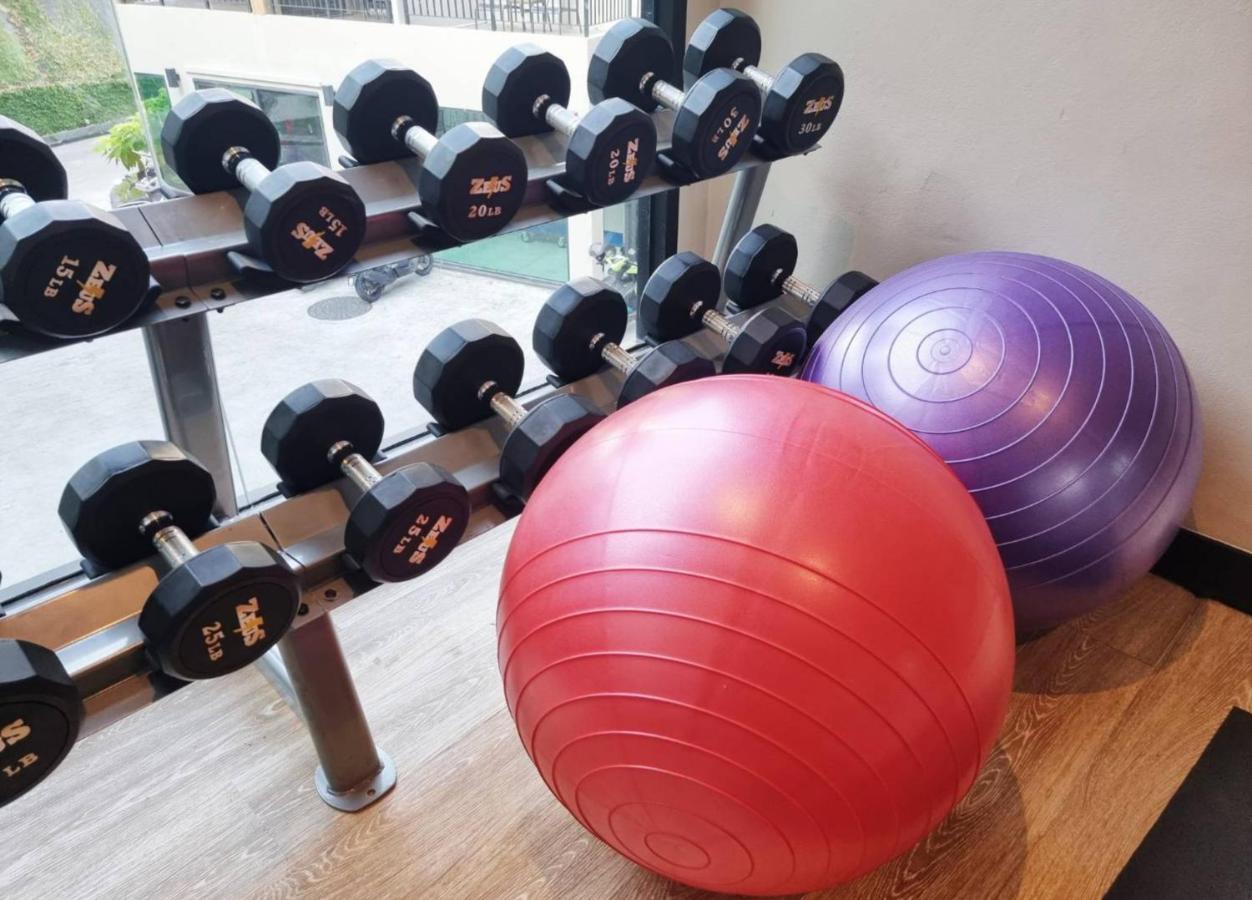 Skyview Resort Phuket Patong Beach Zewnętrze zdjęcie Dumbbells and exercise balls