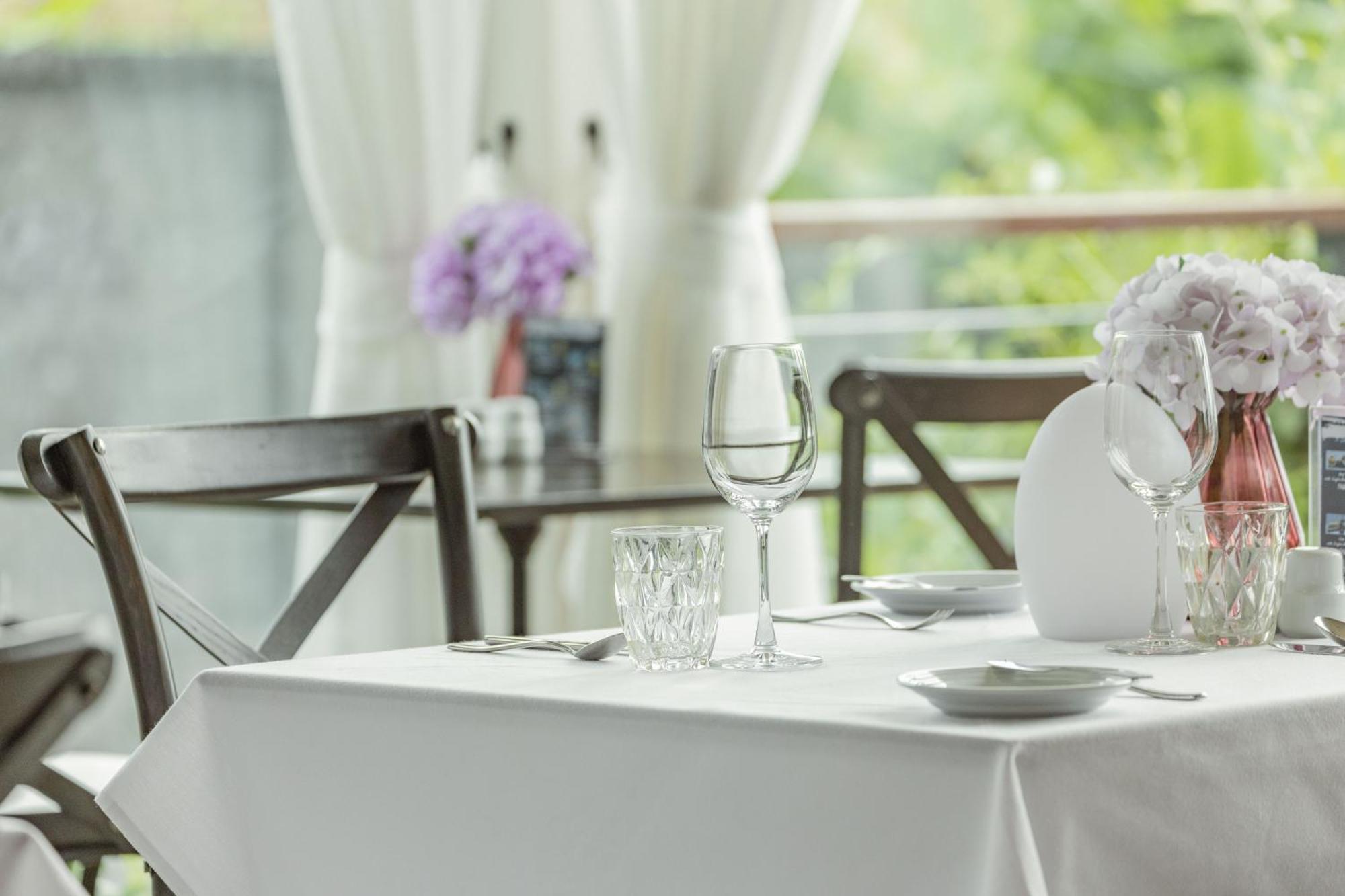 Skyview Resort Phuket Patong Beach Zewnętrze zdjęcie A table set for fine dining