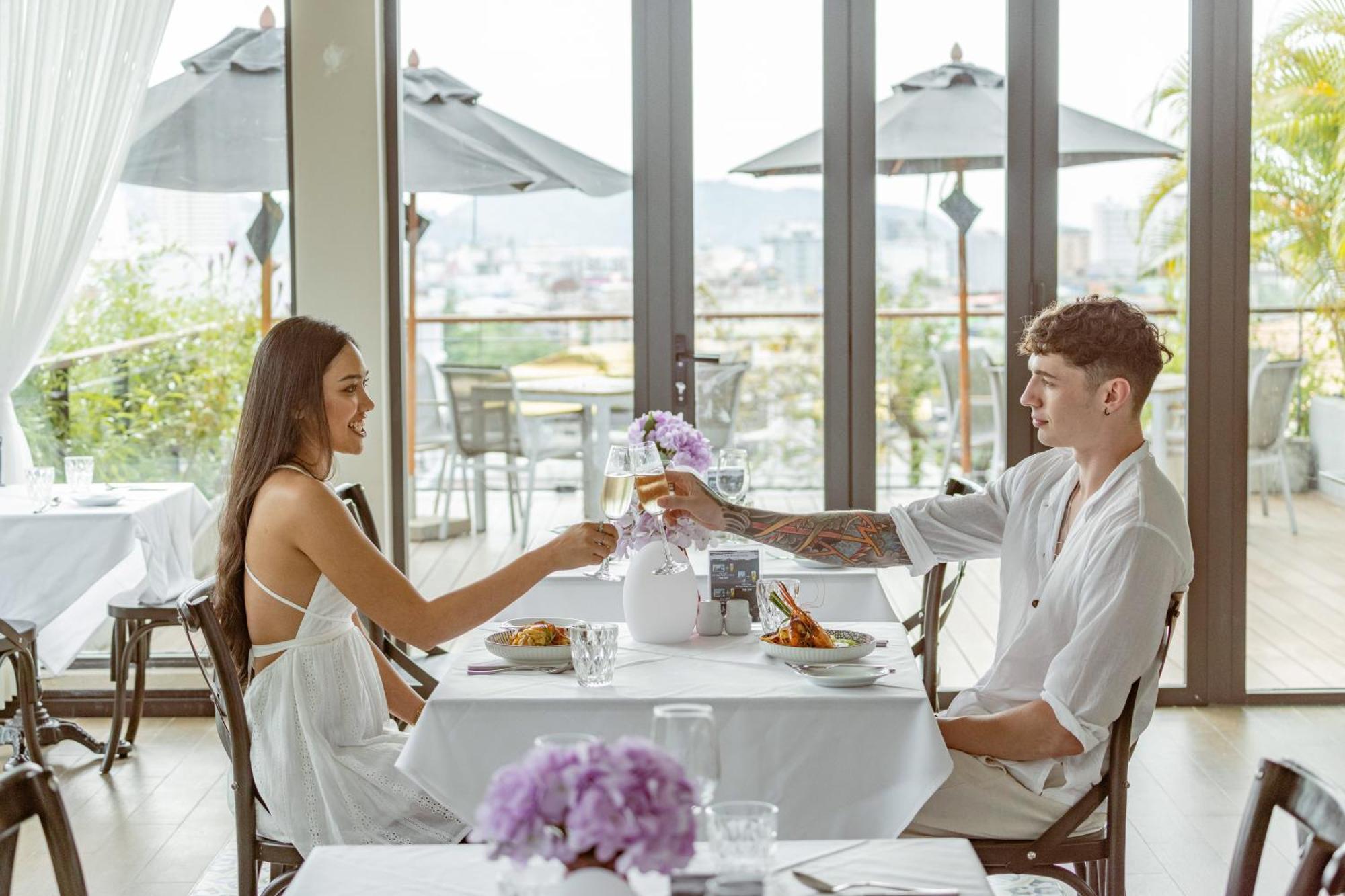 Skyview Resort Phuket Patong Beach Zewnętrze zdjęcie A couple dining together