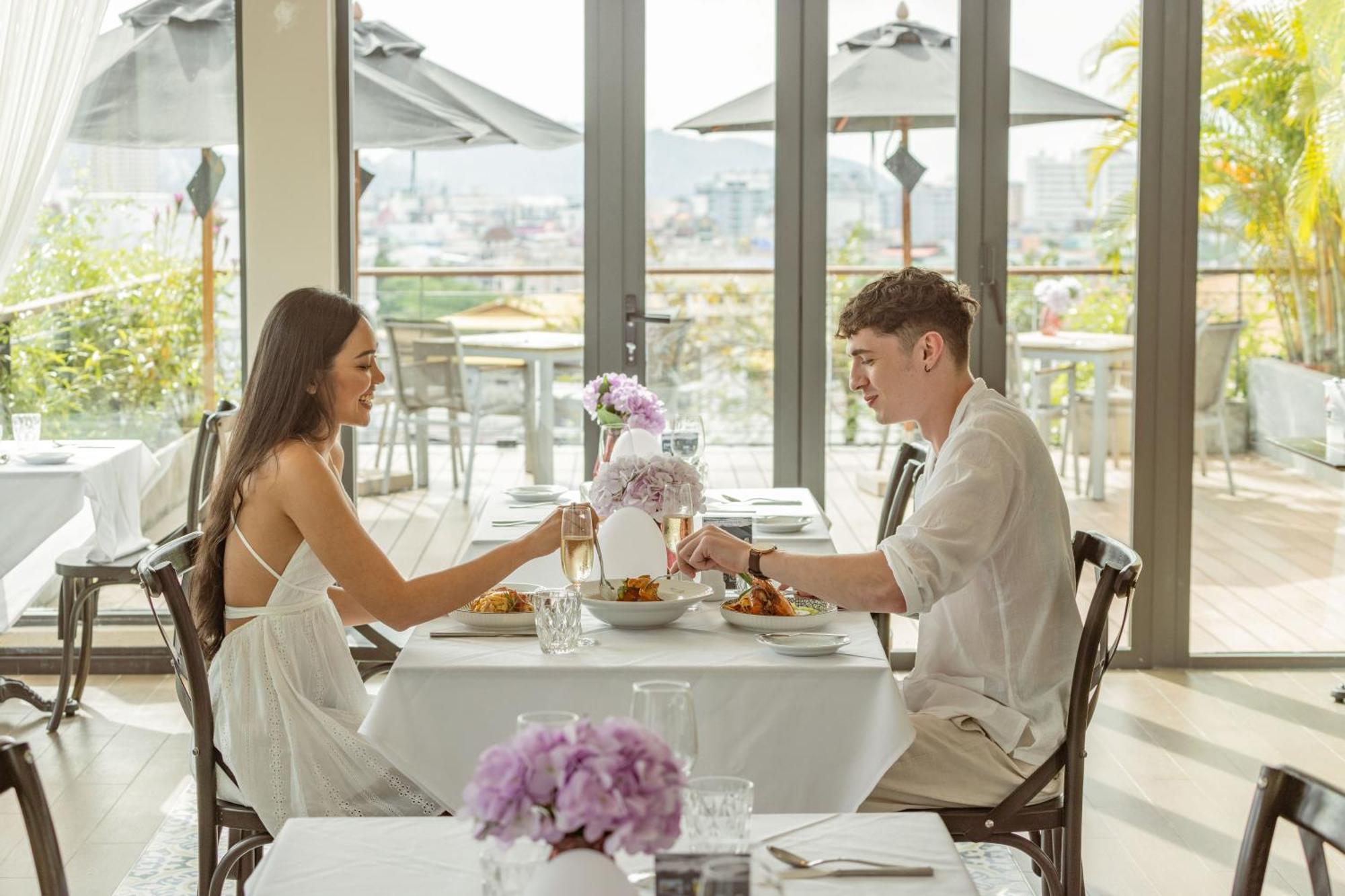 Skyview Resort Phuket Patong Beach Zewnętrze zdjęcie The Terrace