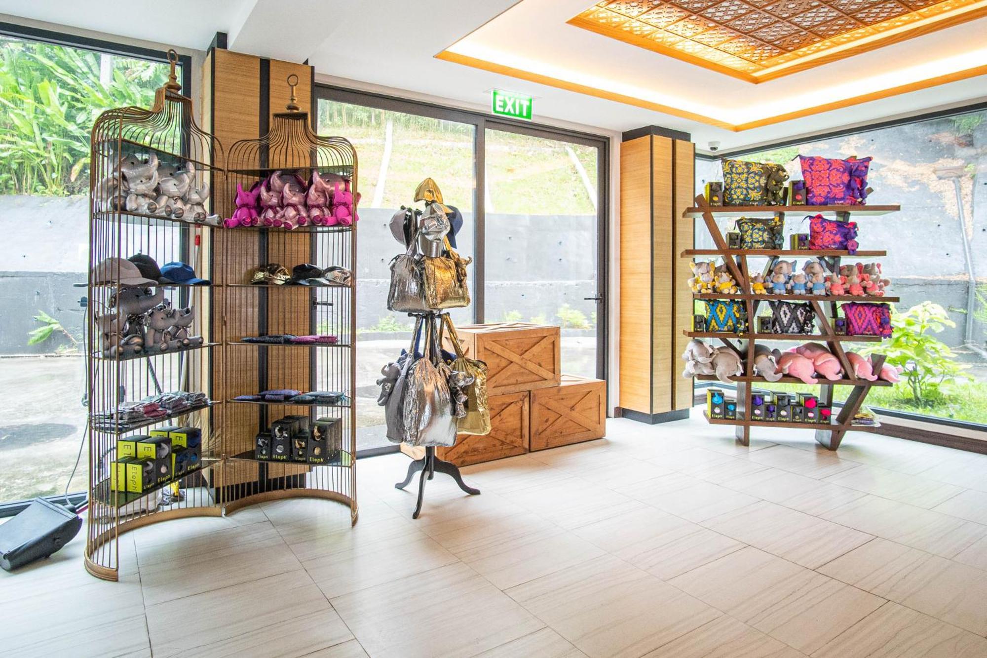 Skyview Resort Phuket Patong Beach Zewnętrze zdjęcie The gift shop at the Butterfly in the City