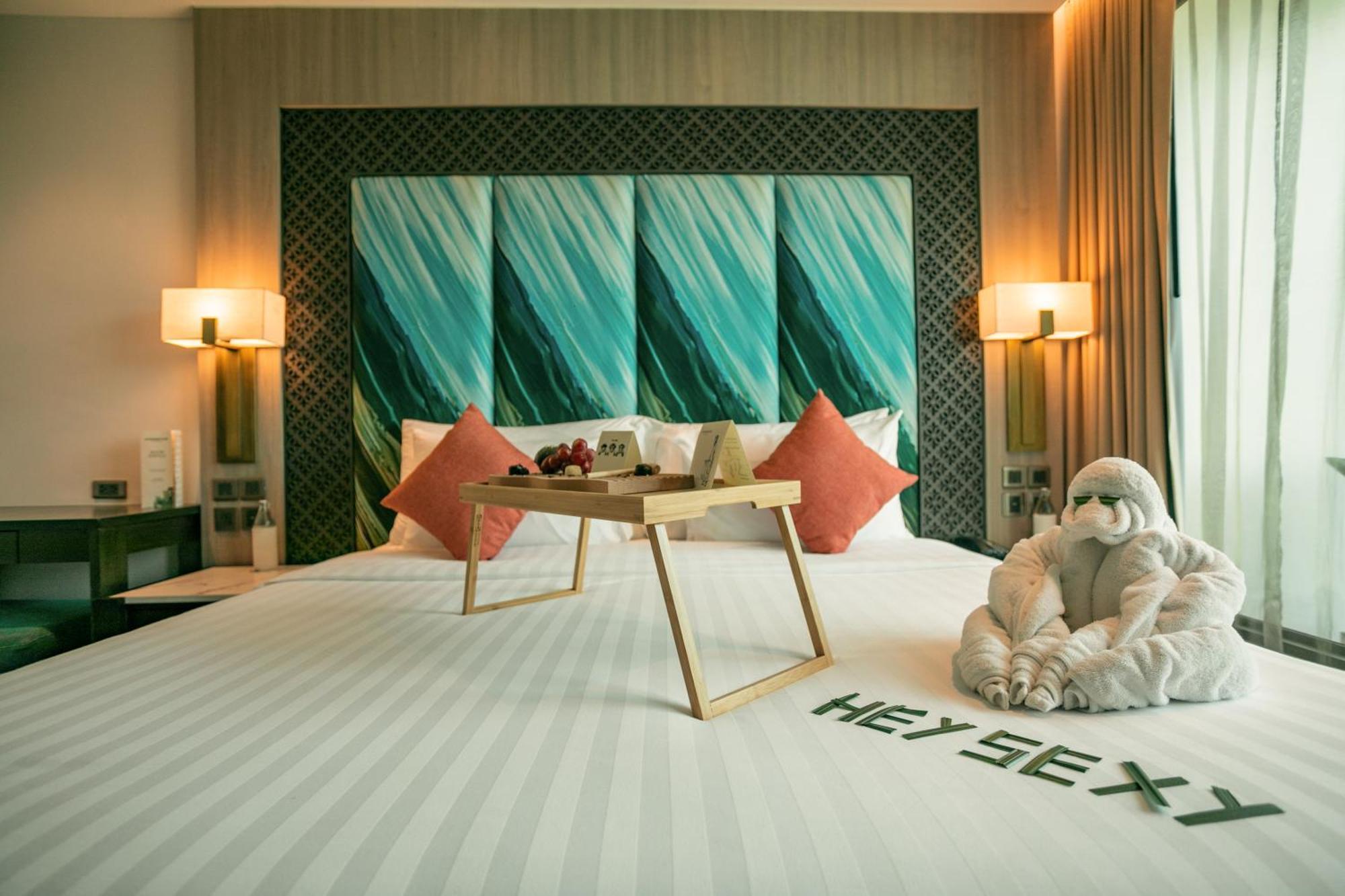 Skyview Resort Phuket Patong Beach Zewnętrze zdjęcie A bedroom at the hotel