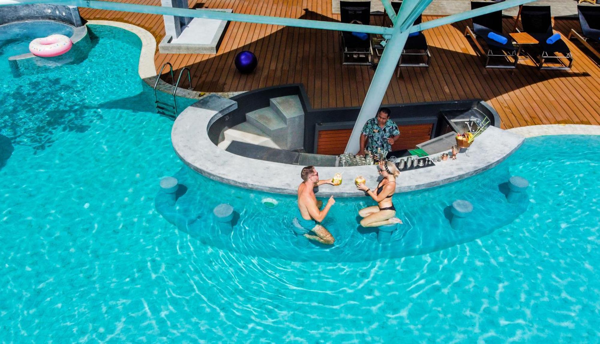 Skyview Resort Phuket Patong Beach Zewnętrze zdjęcie The swim-up bar at the hotel