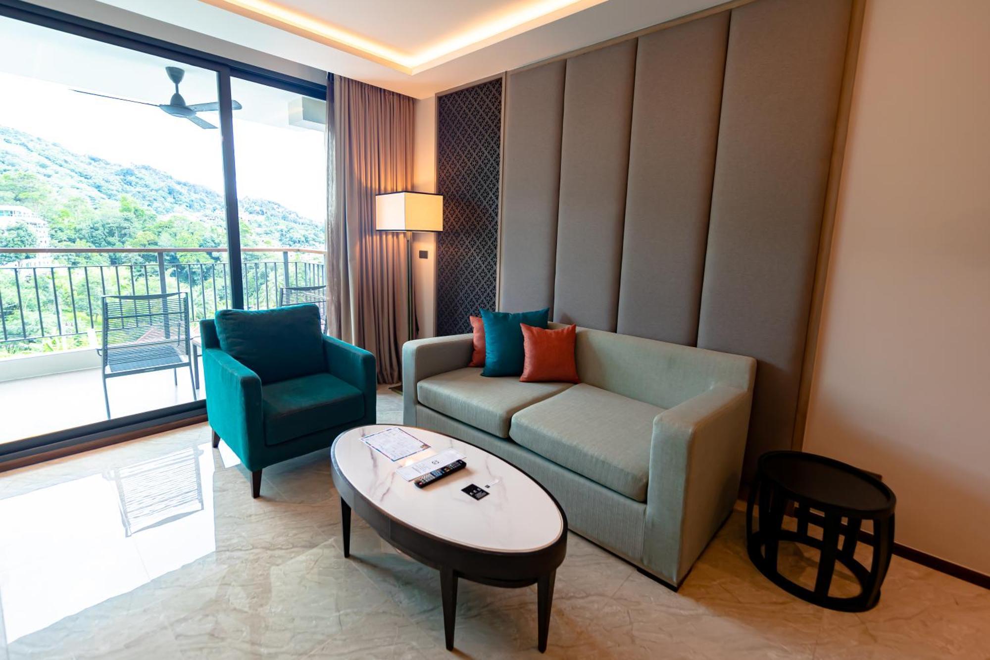 Skyview Resort Phuket Patong Beach Zewnętrze zdjęcie Living room of a suite