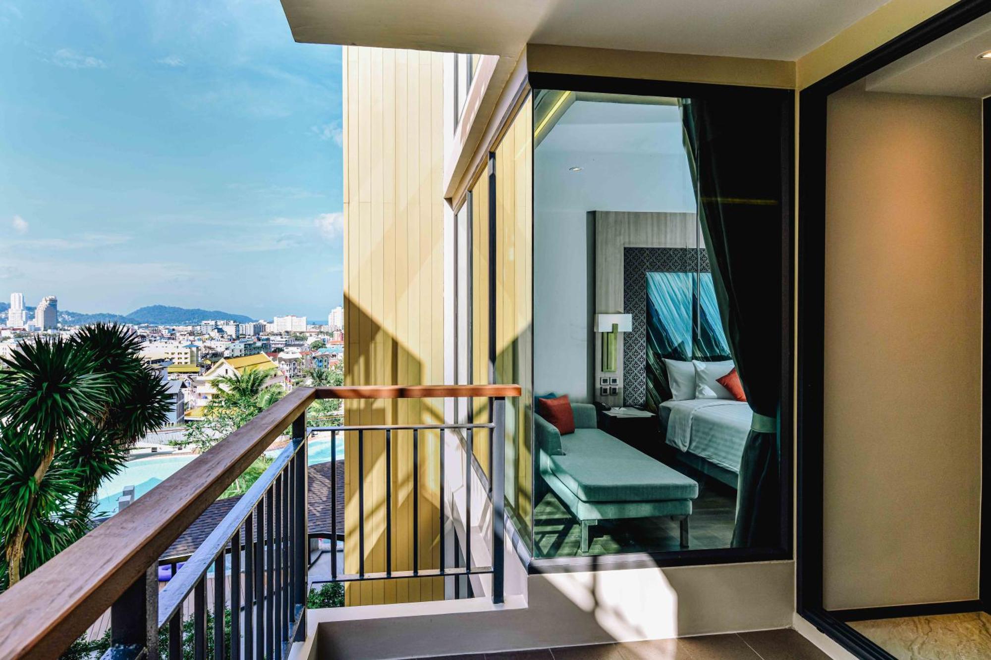 Skyview Resort Phuket Patong Beach Zewnętrze zdjęcie Deluxe Room with balcony