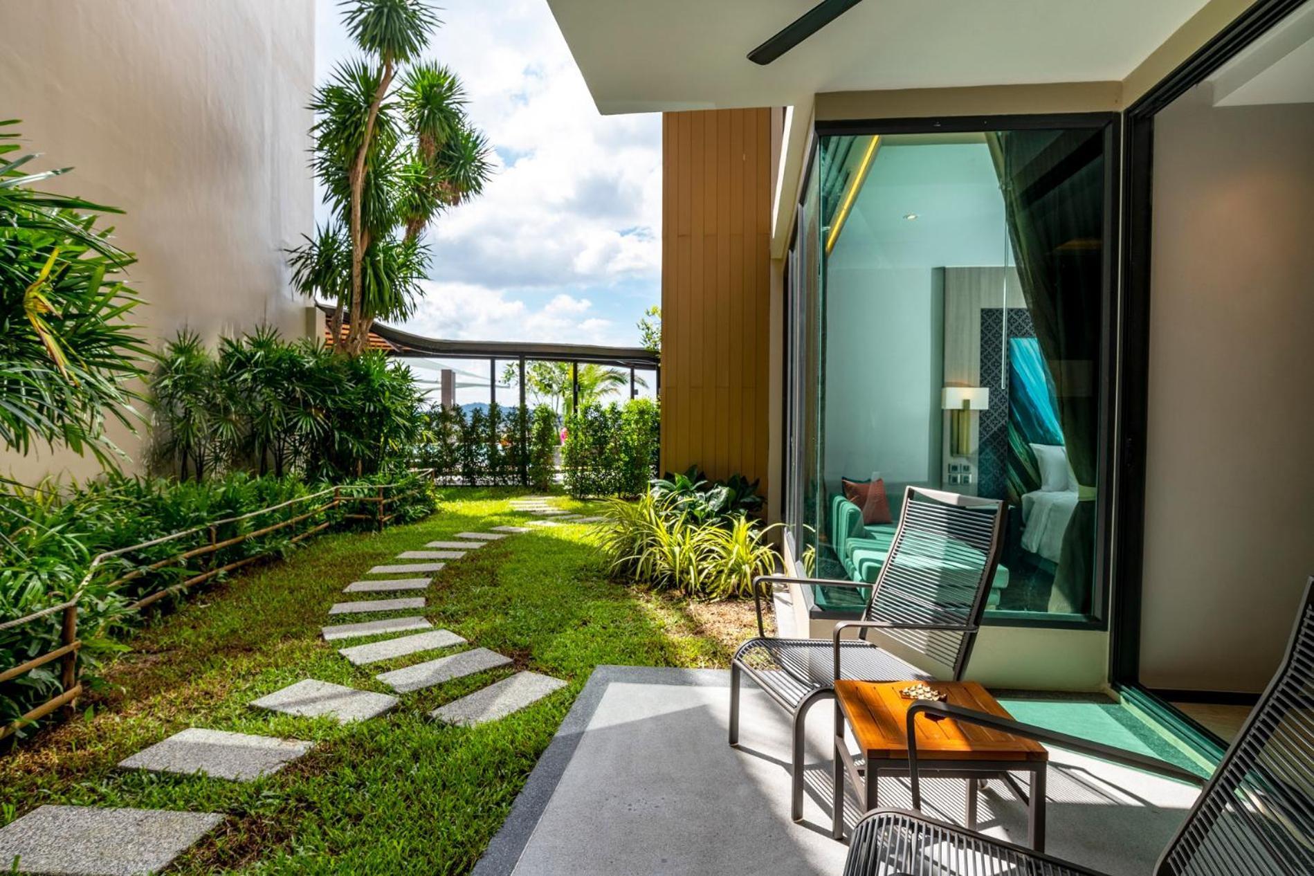 Skyview Resort Phuket Patong Beach Zewnętrze zdjęcie A private garden at a hotel in Thailand
